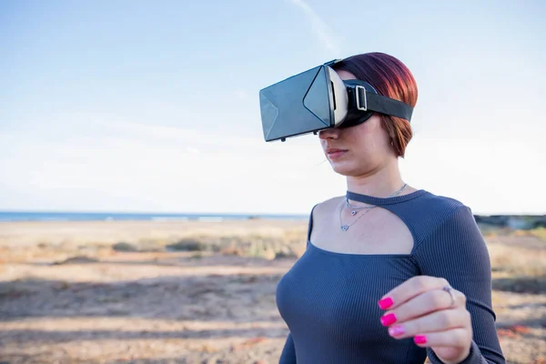 Турист Використовує Гарнітури Віртуальної Реальності Під Час Пляжу Технології Відпустці — стокове фото