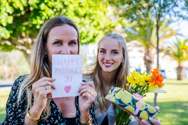 Anneler Günü 'nde annesinden bir kart, hediye ve çiçek alır.