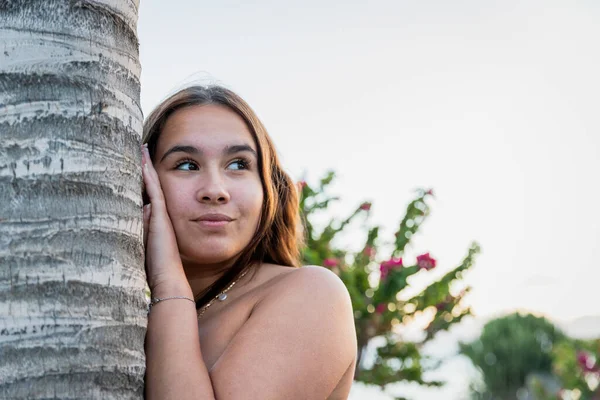 Portrét Mladé Dospívající Dívky Dívající Stranou Zasněný Výraz — Stock fotografie
