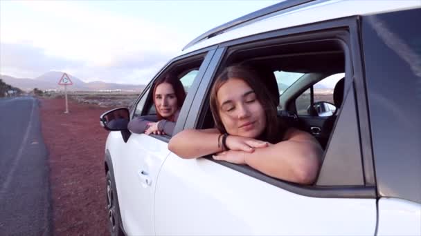 Dwie Dziewczyny Podróżują Samochodem Wychylają Się Przez Okno Zrelaksowane — Wideo stockowe