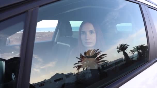 Zadowolona Kobieta Siedząca Samochodzie Opuszcza Szybę Podnosi Kciuki — Wideo stockowe
