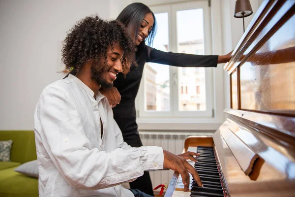 Bir çocuk arkadaşıyla piyano çalar ve onlar müzik dersinde eğlenirler.
