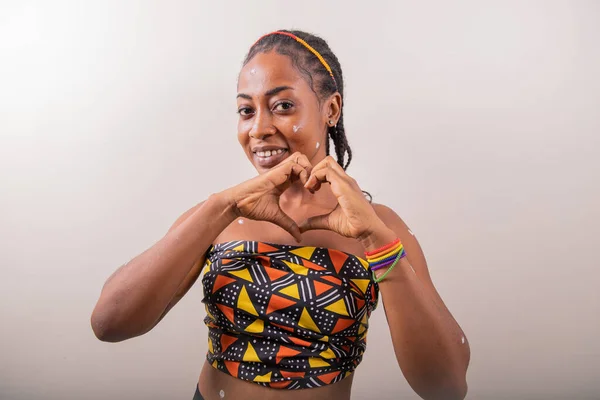 Λεσβία Αφρικάνα Φοράει Παραδοσιακά Ρούχα Και Φτιάχνει Καρδιά Χέρια Φοράει — Φωτογραφία Αρχείου