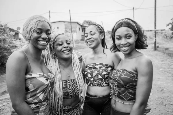 Grupo Meninas Lésbicas Africanas Juntos Sorrir Mês Orgulho Comunidade Lgbt — Fotografia de Stock