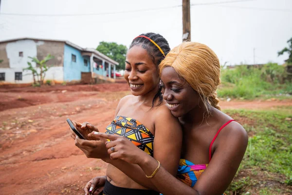 African Lesbian Couple Spend Moment Together Girlfriends Use Smartphones — Stock Photo, Image