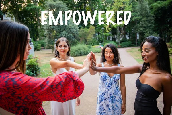 Farklı etnik kökenlere sahip dört kız, desteklemek ve güçlendirmek için ellerini birleştirdiler..