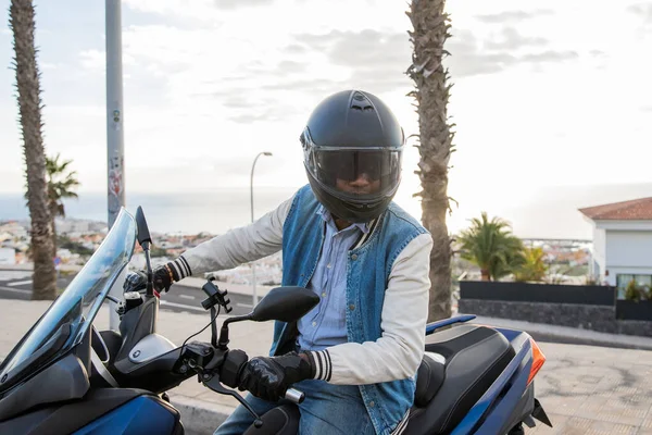 Retrato Motociclista Sentado Sua Scooter Com Capacete Ligado Conceito Segurança — Fotografia de Stock