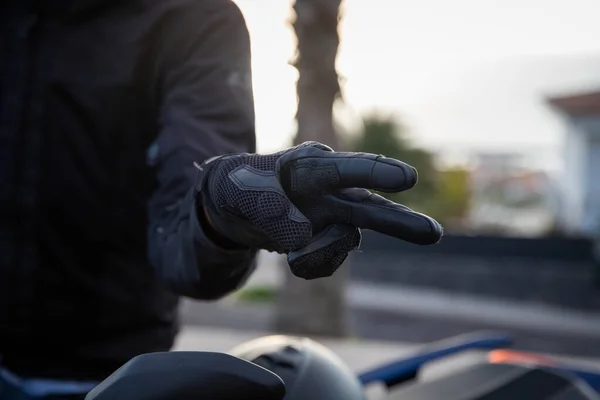 Close Das Mãos Motociclista Mostrando Gesto Mão Saudação Gesto — Fotografia de Stock