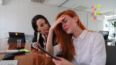 Bir iş kadını, ofisteki stresli ve üzgün meslektaşını rahatlatır ve teselli eder.