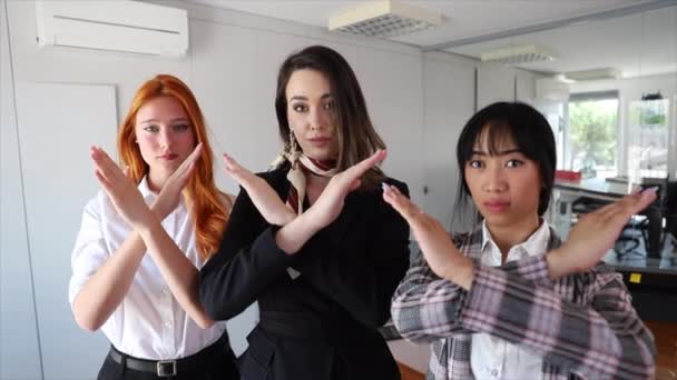Три Феминистки Бизнесвумен Офисе Позируют Скрещенными Руками Ломая Предвзятое Движение — стоковое видео