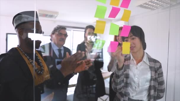 Eine Multiethnische Gruppe Von Geschäftsleuten Klatscht Während Einer Besprechung Die — Stockvideo