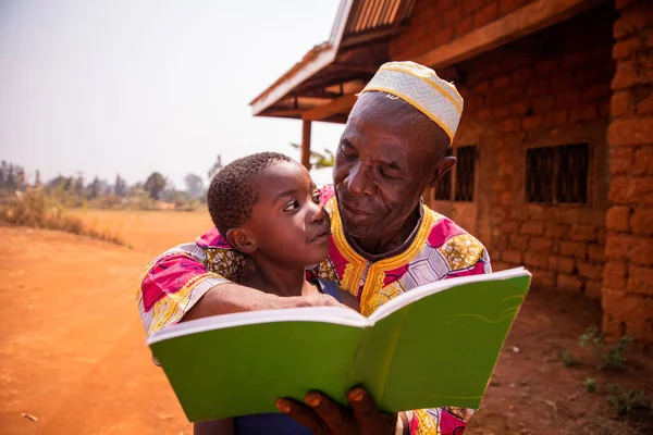 Grand Père Lit Des Comptines Avec Son Petit Fils Afrique — Photo