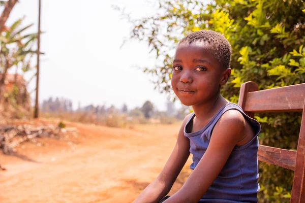 Портрет Улыбающегося Африканского Мальчика Сидящего Кресле Невинный Взгляд Фото Копировальным — стоковое фото