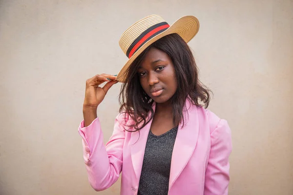 Portrét Sebevědomé Africké Podnikatelky Dotýkající Jejího Klobouku Elegantně Oblečené — Stock fotografie
