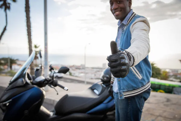 Motociclista Feliz Mostra Polegares Para Cima Enquanto Está Lado Sua — Fotografia de Stock
