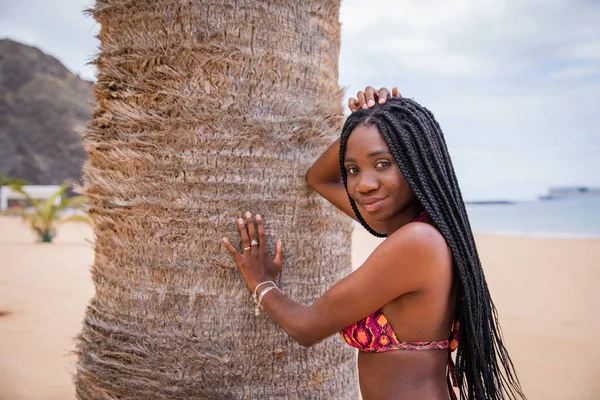 Retrato Una Joven Africana Playa Vestida Con Bikini Apoyada Una —  Fotos de Stock