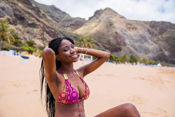 Ελκυστική Αφρικανή Στην Παραλία Χαμογελάει Και Απολαμβάνει Τις Διακοπές Της — Φωτογραφία Αρχείου