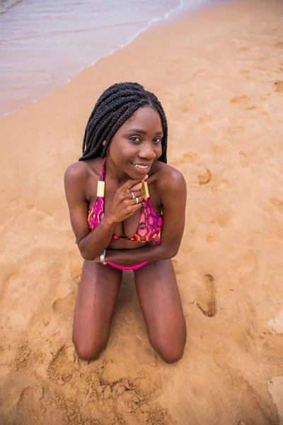 Nahoře Záběr Usměvavé Africké Dívky Pláži — Stock fotografie
