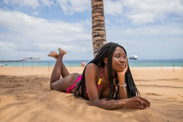 Dívka Ležící Pláži Odpočívá Během Letních Prázdnin — Stock fotografie