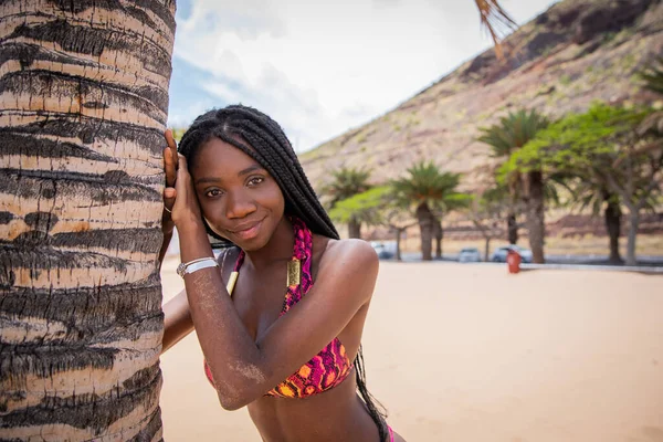 Retrato Una Mujer Africana Sonriente Playa Apoyada Una Palmera —  Fotos de Stock
