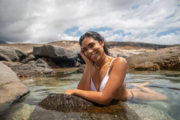 Una Mujer Feliz Baña Junto Mar Estanque Cristalino Relajación Durante —  Fotos de Stock