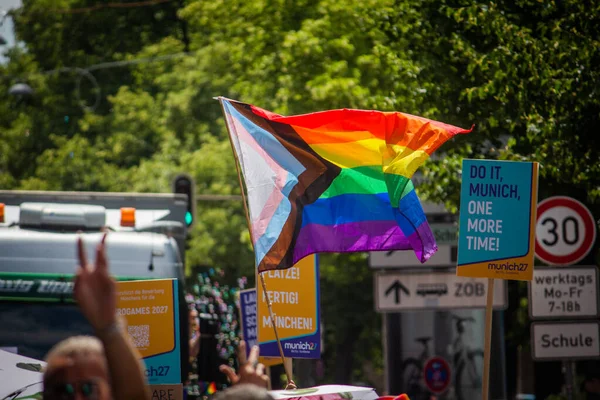 Münih, Almanya, 24 Haziran 2023: Kutlama sırasında Münih 'teki Gay Pride' da bir gökkuşağı bayrağı dalgalandırılıyor