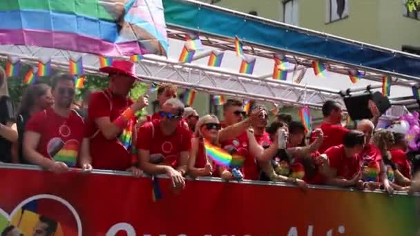 Folk Firar Gay Pride München Medan Dansar Lastbil Vid Gatorna — Stockvideo