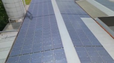 Fabrikanın çatısına fotovoltaik paneller yerleştirildi, sürdürülebilir enerji iş başında