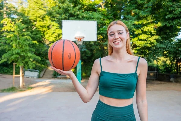 Ένα Χαμογελαστό Κορίτσι Ένα Μπάσκετ Ένα Γήπεδο Μπάσκετ Έτοιμο Παίξει — Φωτογραφία Αρχείου