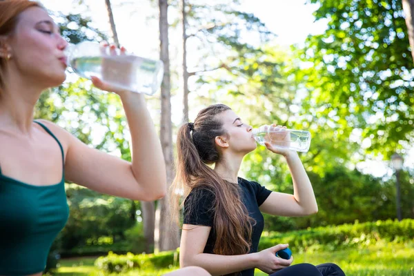 Dos Chicas Beben Agua Durante Entrenamiento Para Mantenerse Hidratadas — Foto de Stock