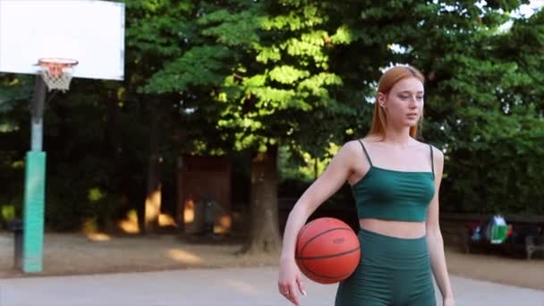 Zadowolony Koszykarz Daje Kciuki Górę Boisku Koszykówki — Wideo stockowe