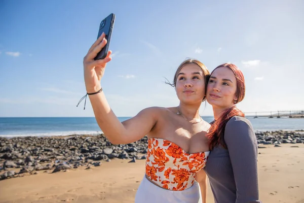 Arkadaş Açık Gökyüzü Olan Bir Günde Sahilde Selfie Çekiyorlar — Stok fotoğraf