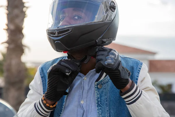 Motociclista Aperta Seu Cinto Capacete Antes Dirigir Sua Motocicleta — Fotografia de Stock
