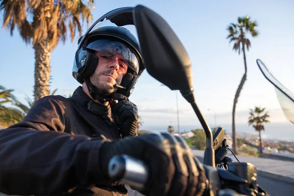 Motociclista Coloca Seu Capacete Antes Partir Uma Viagem Carro Sua — Fotografia de Stock