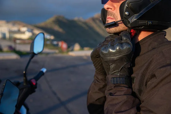 Motociclista Coloca Seu Capacete Enquanto Sentado Sua Motocicleta — Fotografia de Stock
