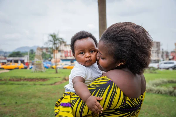 Egy Afrikai Anya Újszülött Fiával Egy Szerető Pillanatban — Stock Fotó