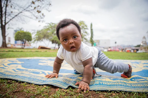 Egy Afrikai Újszülött Meglepett Tekintettel Mászik Piknik Asztalterítőn — Stock Fotó