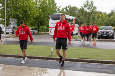 Ronchi dei Lejyoneri, İtalya 5 Ağustos 2023: Triestina takım otobüsünden in ve otele git