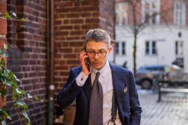 Bir işadamı kış boyunca şehir dışındayken bir telefon görüşmesi yapar.