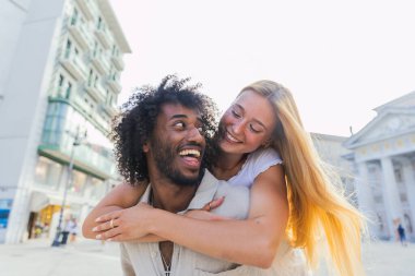 Çok ırklı bir çift yaz günü şehir merkezinde eğleniyor.