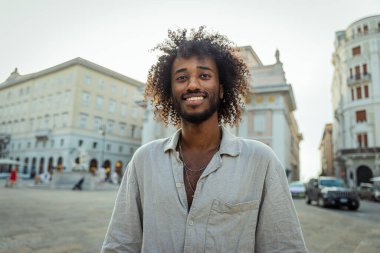 Bir yaz günü şehir merkezinde gülümseyen Afrikalı bir çocuğun portresi.