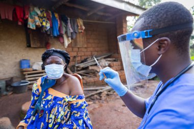 Yaşlı bir kadın iğnesini olmaya hazır. Tıp konsepti.
