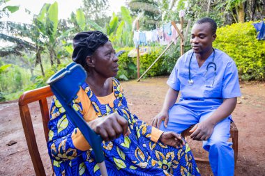 Hasta, yaşlı bir kadın evini ziyaret eden bir doktora durumunu anlatıyor..