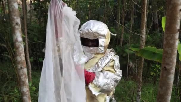 Afrykański Pszczelarz Nosi Garnitur Pszczelarski Chronić Się Przed Użądleniami Pszczół — Wideo stockowe