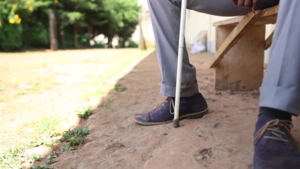 Κοντινό Πλάνο Ποδιών Τυφλού Που Κρατάει Μπαστούνι Για Τυφλούς — Αρχείο Βίντεο