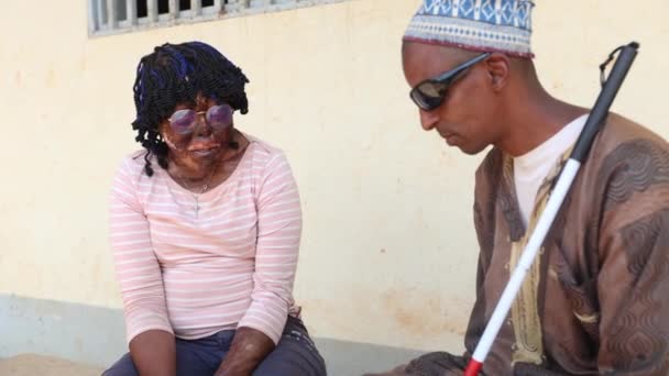 Μια Γυναίκα Θύμα Εγκαυμάτων Δέρματος Μιλάει Στον Τυφλό Φίλο Της — Αρχείο Βίντεο