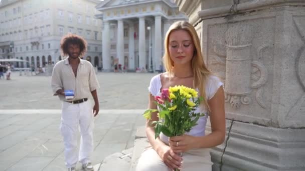 Ένα Κορίτσι Είναι Χαρούμενο Επειδή Φίλος Της Της Έδωσε Λουλούδια — Αρχείο Βίντεο