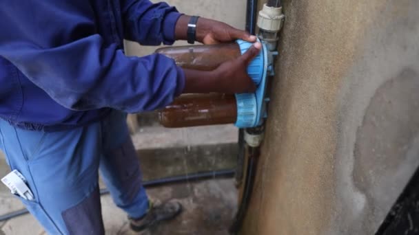 Rörmokare Tar Bort Vattenfilter Från Rörsystemet Ett Hus Afrika — Stockvideo