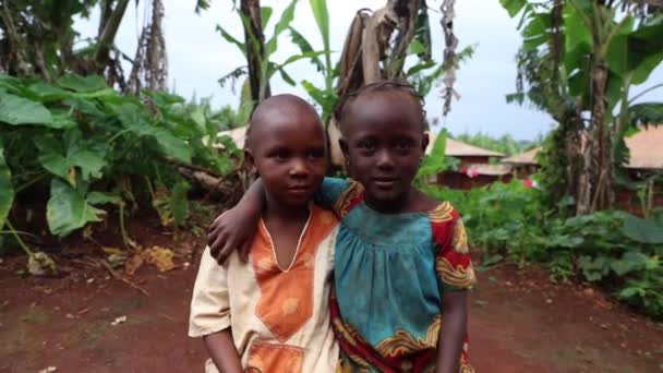 Dvě Chudé Africké Děti Vesnici Oblečené Špinavých Šatech — Stock video