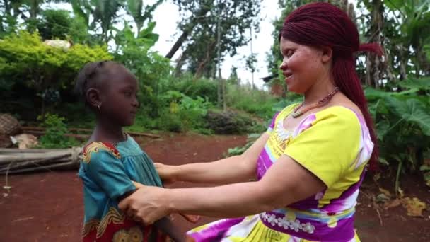 Μια Αφρικανή Μητέρα Μιλάει Στην Κόρη Της Και Την Εκπαιδεύει — Αρχείο Βίντεο
